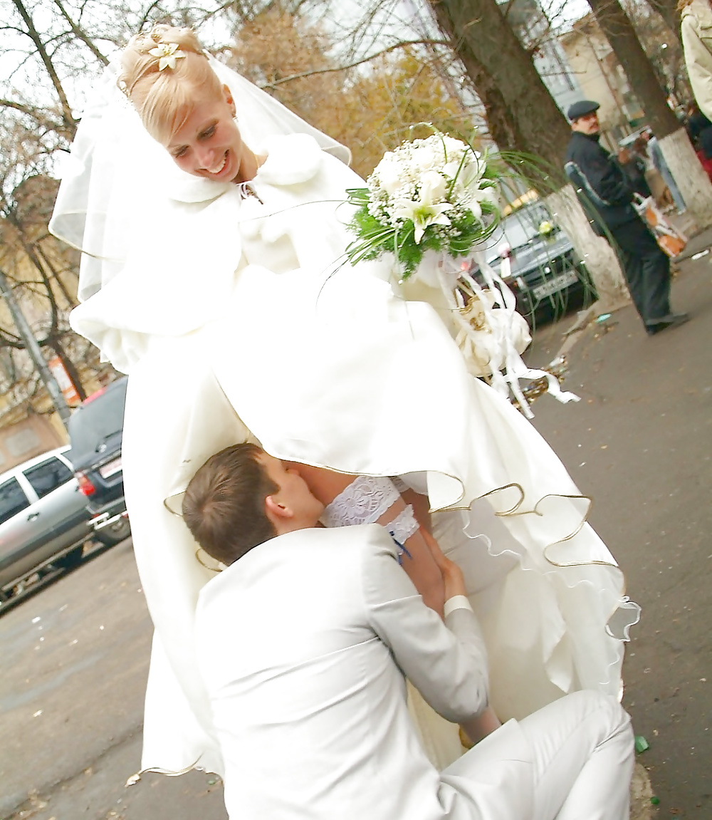 Невеста в белых чулках получает от чувака куни и трахается с женихом