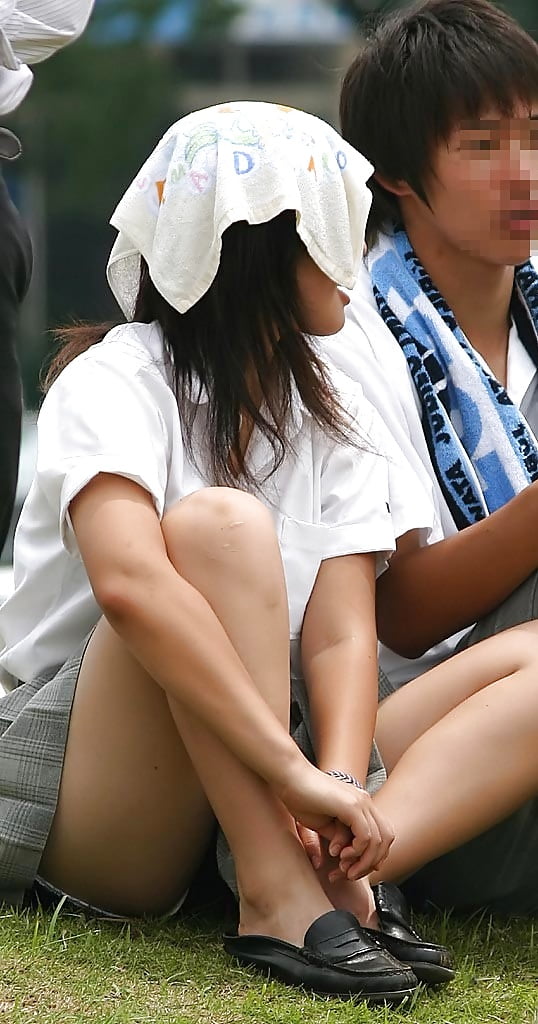 Japan upskirt with puppy