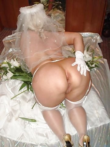 Зрелая невеста раздевается