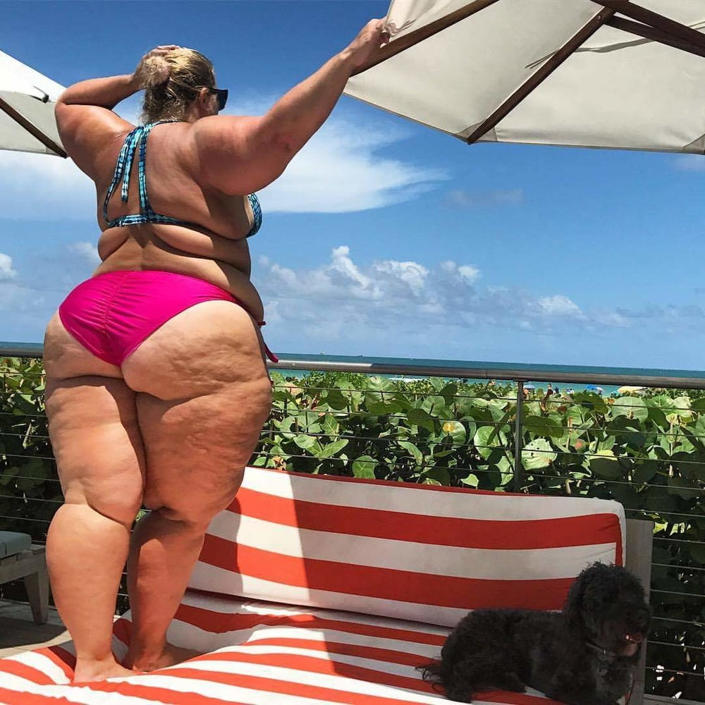 Сексуальные голые толстые женщины выставляют напоказ свои огромные жопы