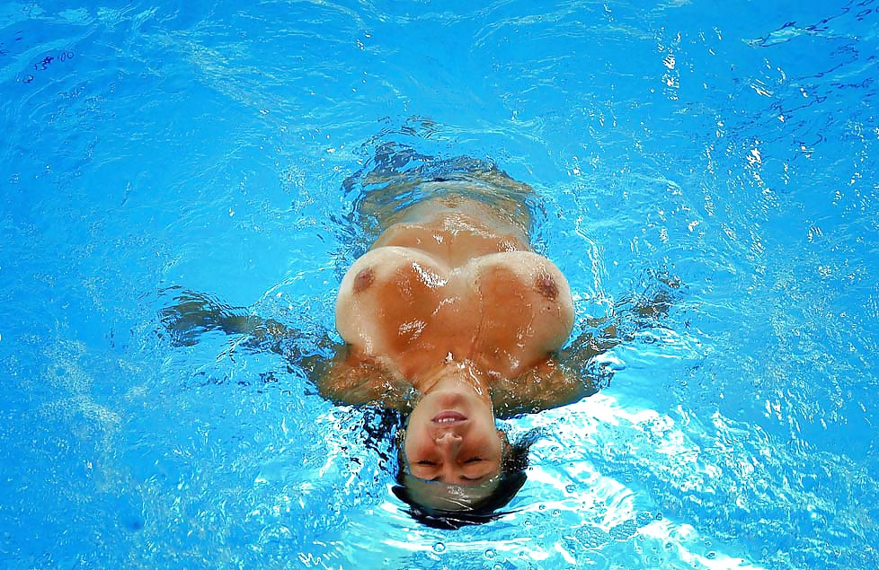 Блондинка голышом плавает в бассейне