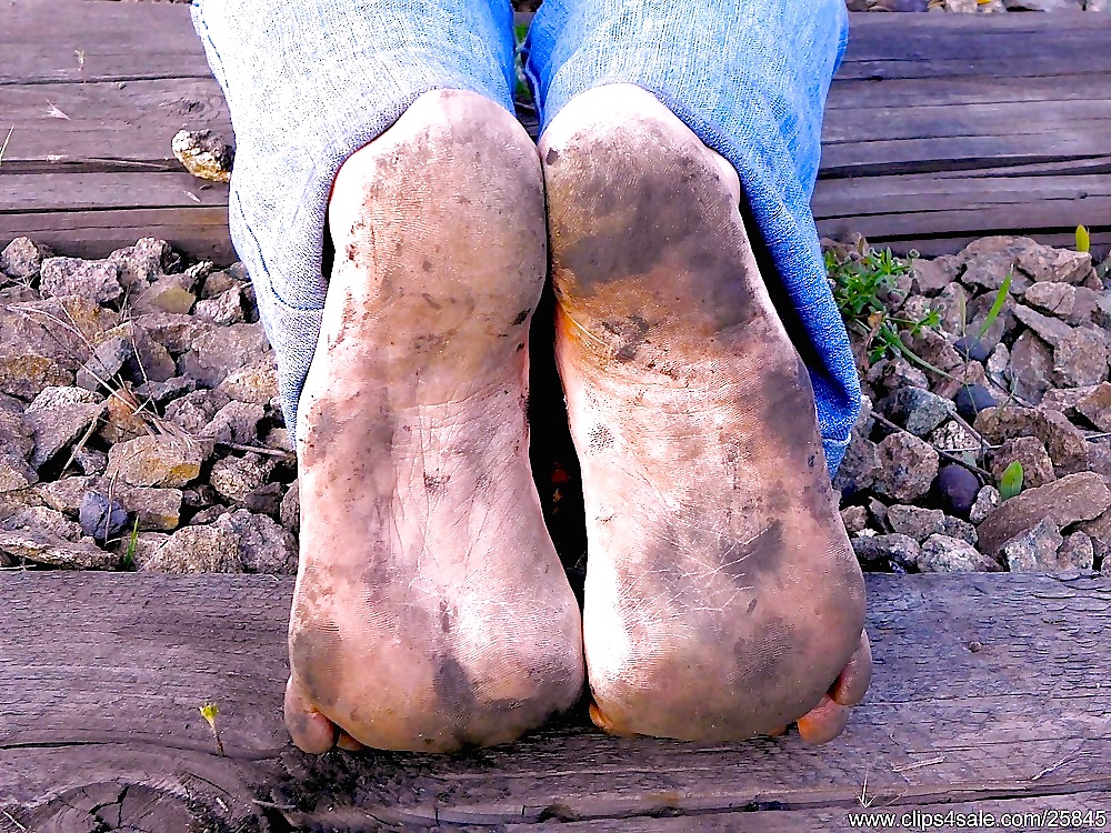 Barefoot girl motorbike dirty feet german image