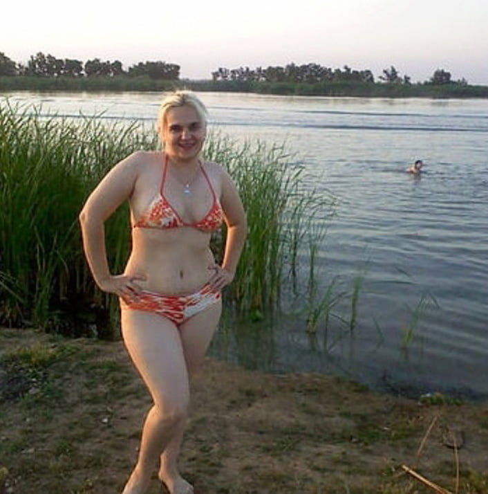 На озере мамаша сняла всю одежду фото