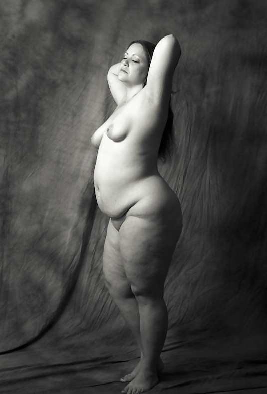 Нереальные дойки обнаженной толстой женщины эротика