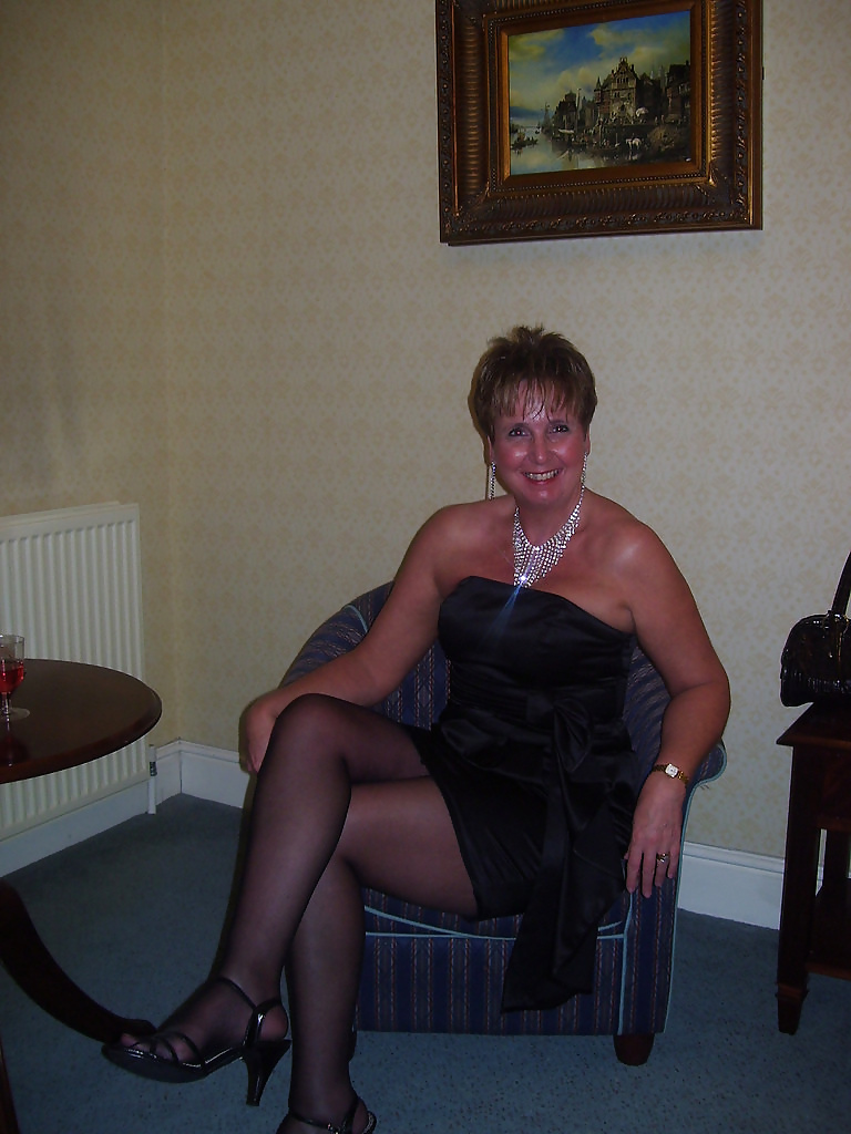 British milf wife arrives home from fan pictures