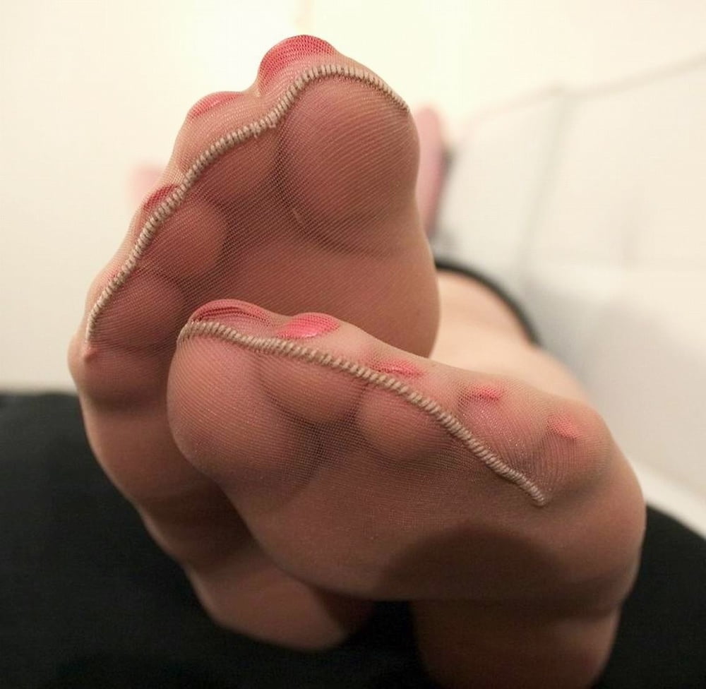 Long sharp toenails footjob scratching action