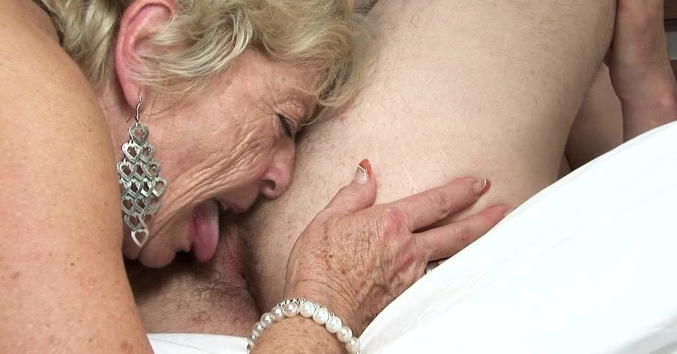 Старая бабка громко стонет пока внук мастурбирует ей вагину
