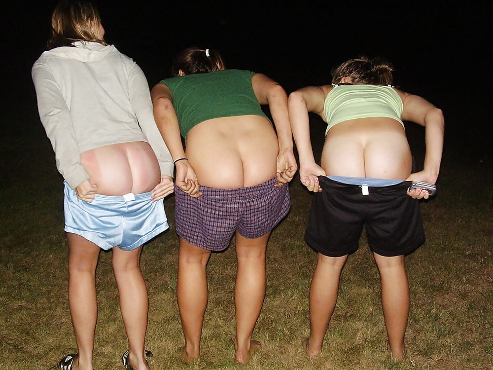 Престарелые женщины фотографируются с голыми задницами