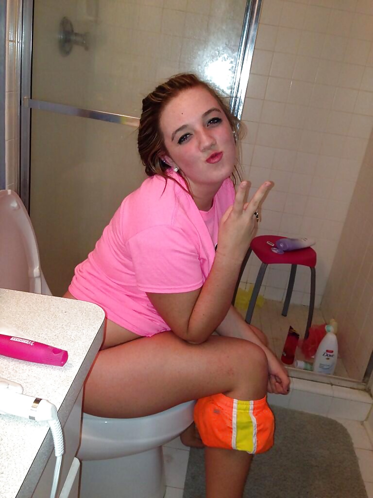 Sex Hot Toilet Babes 3 image