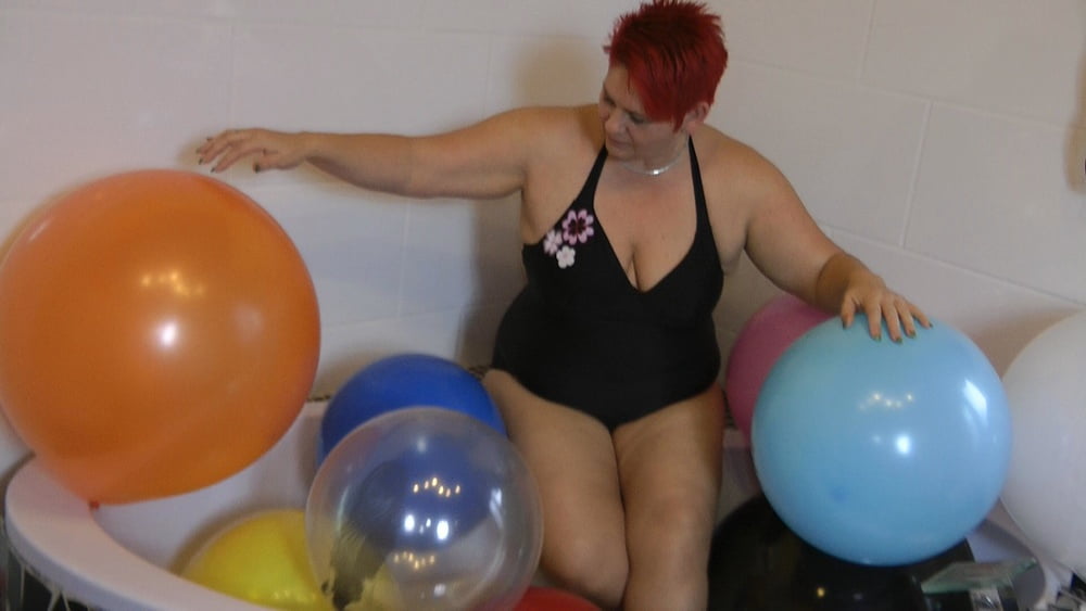 Balloon session in the tub - 15 Photos 