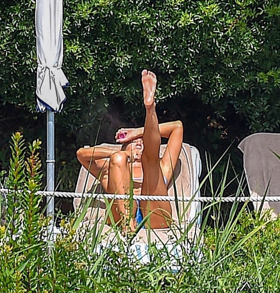 Topless Jennifer Aniston Soaks In The Sun In Italy
