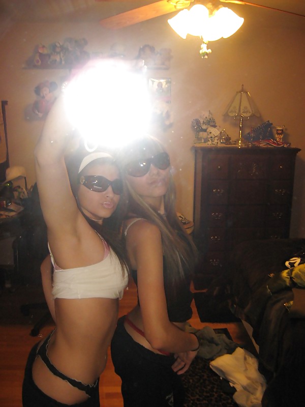 Sex Slut posiert vorm Spiegel image