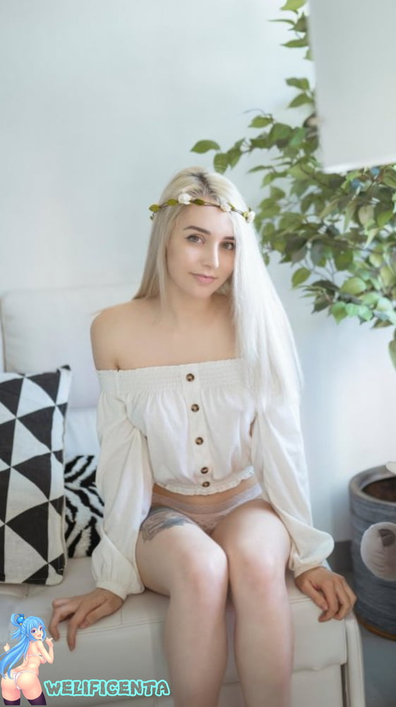 Young nymph bared her elastic tits - 10 Photos 