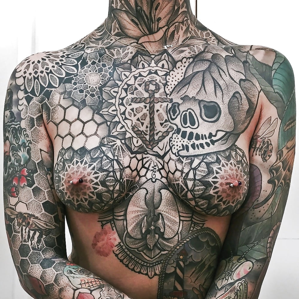 Полностью татуированная женская грудь