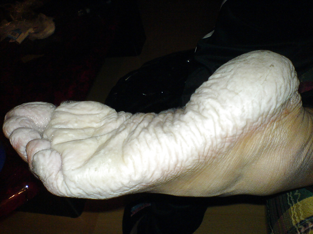 Sex Bianca's wet wrinkled feet image