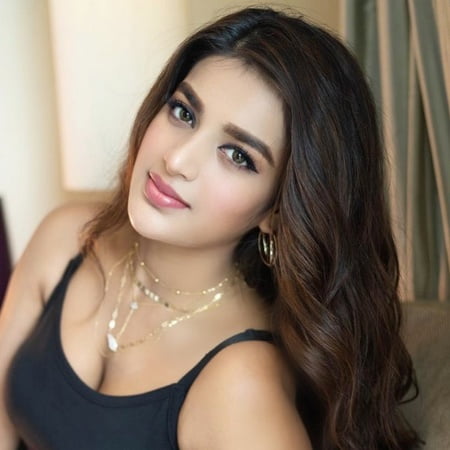 sizzling nidhhi agerwal         