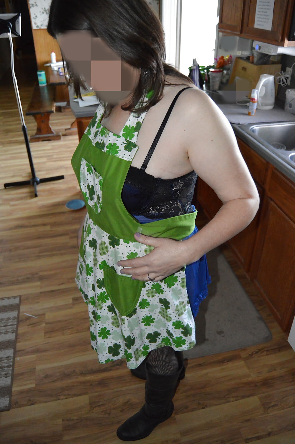 Sex Sexy Mormon MILF in the kitchen image