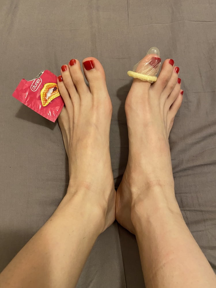 Latina foot fetish goddess with wrinkled soles and pedicure
