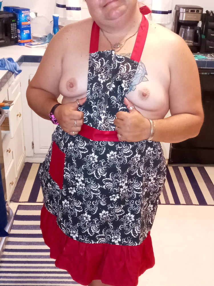 Hotwife Cooking - 14 Photos 