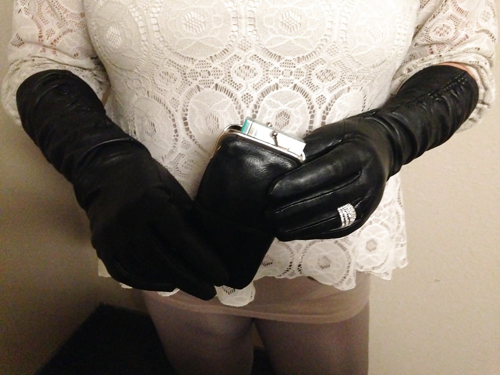 Smoking VS120 Chubby MILF Black Leather Glove