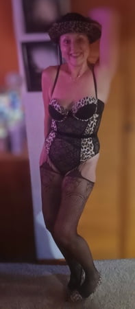 check out my new cougar lingerie stockings and pumps         