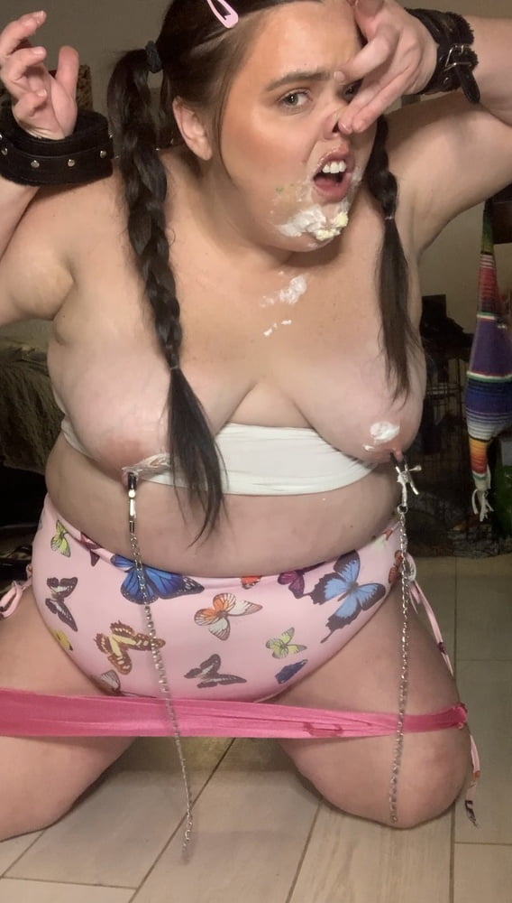 Fat belly bbw makes mess with cake - 18 Photos 