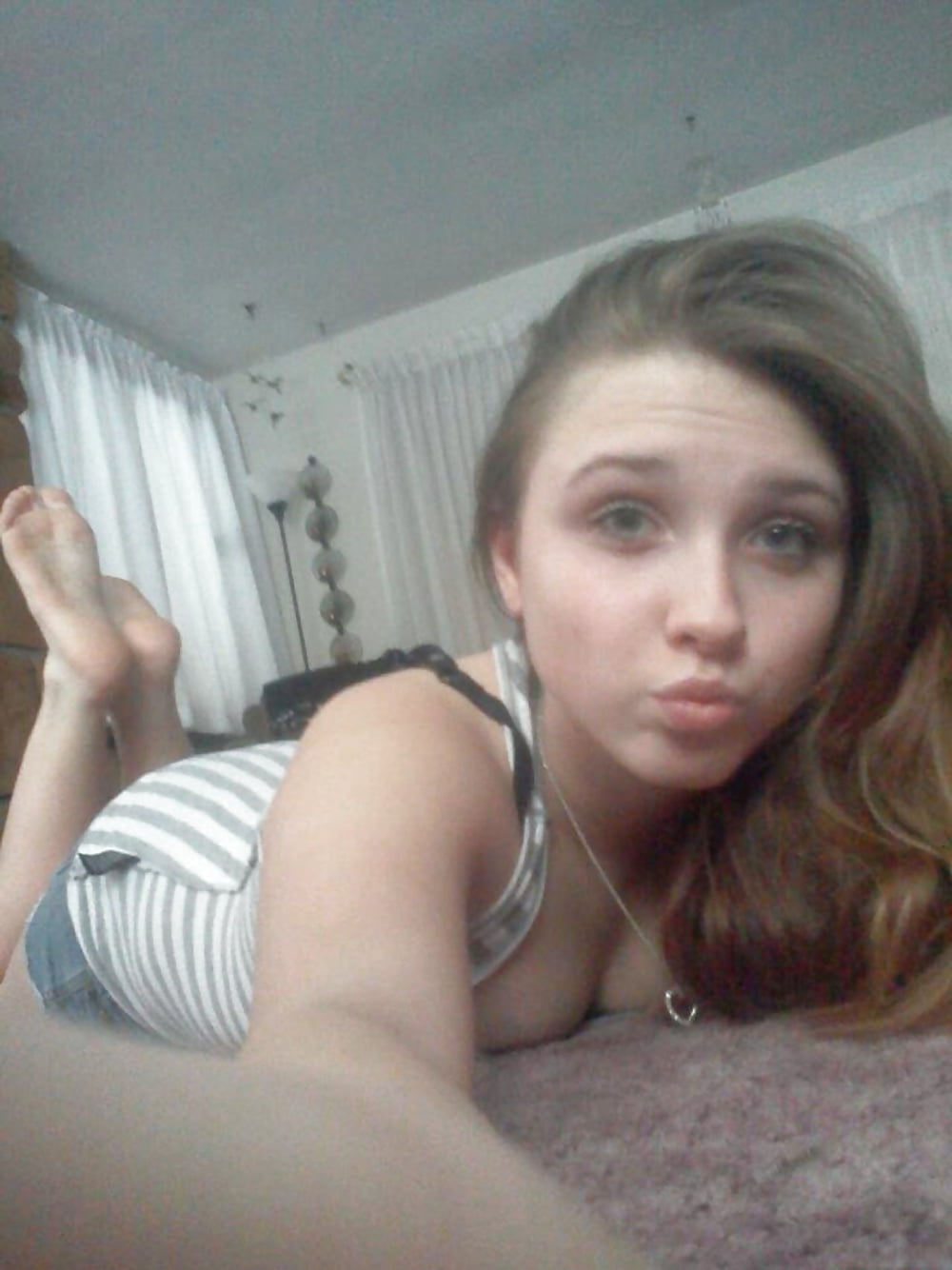 Sex selfshot girls feet pose!!! image