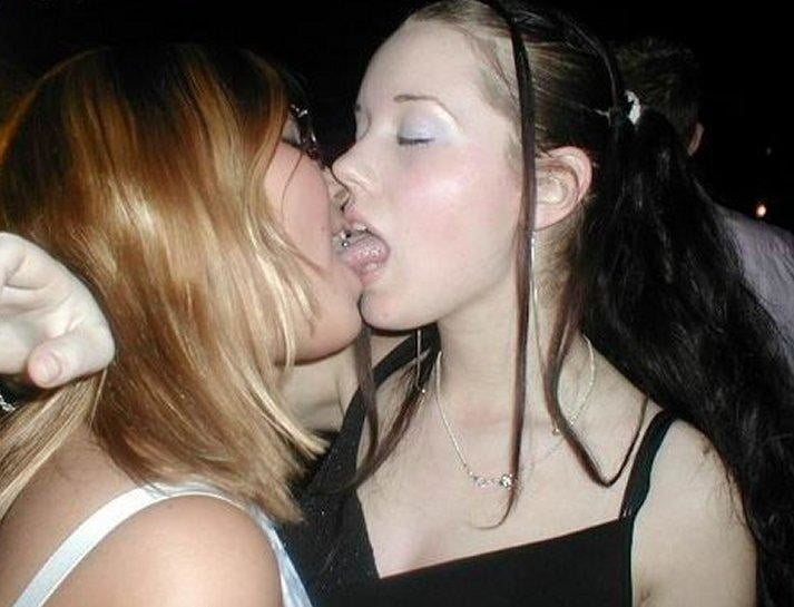 Lesbische Kuesse 0012 (Lesbian Kisses) - 100 Photos 