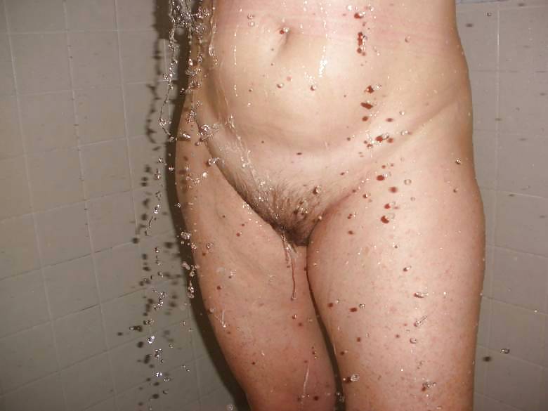 Sex Mature wife is shaving in the bath image