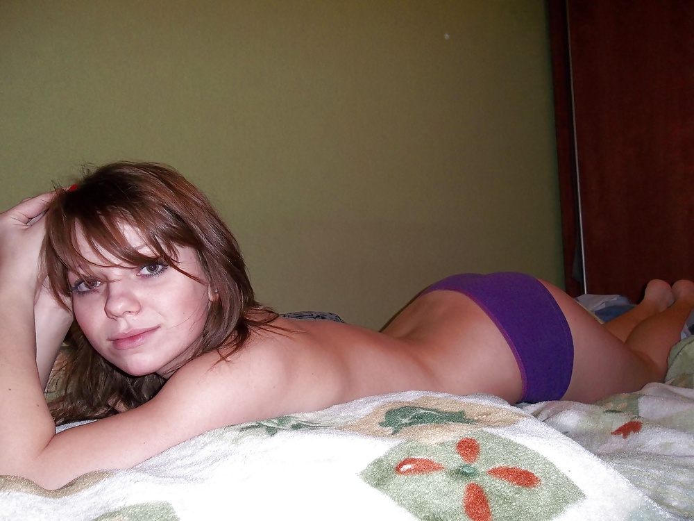 Sex Nude Amateur Photos - Brunette Teen Without Clothes image