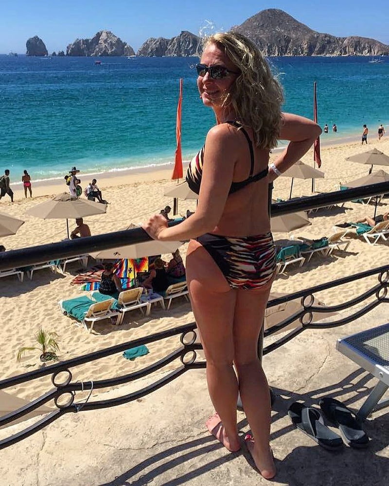 Hot amateur cheating wife Stephanie in bikini - 21 Photos 