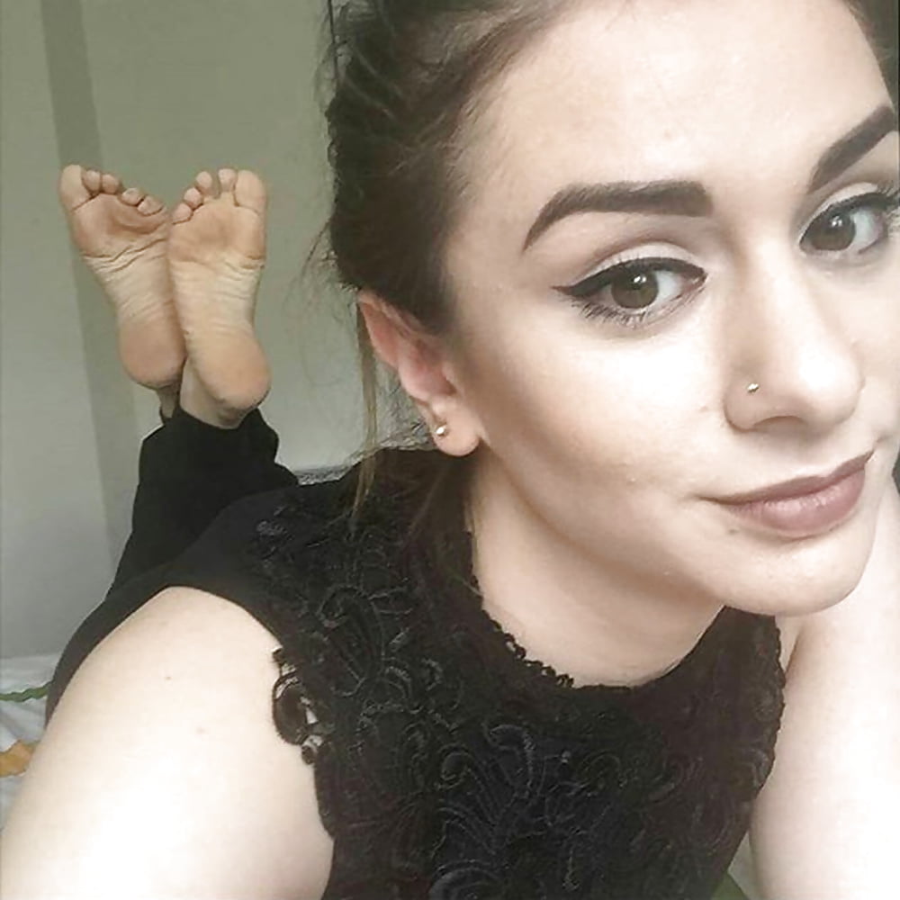 Sex selfshot girls feet pose!!! image