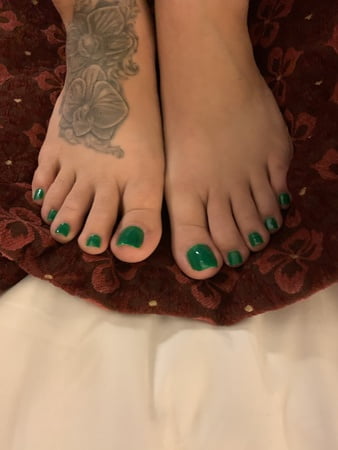 tnt footwife painted toes           
