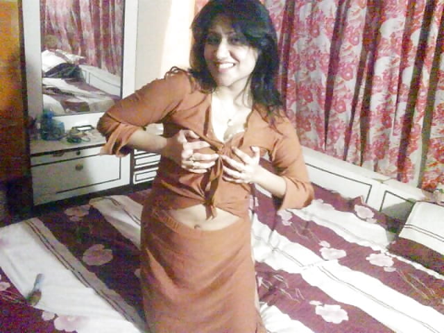 Sex indian girl in her bra showing cleavage boobs and pussy image
