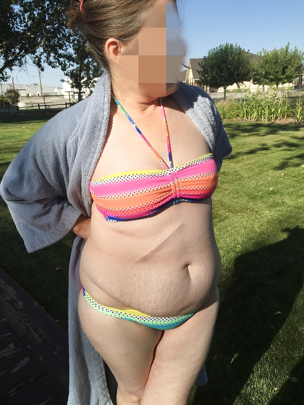 Sex Sexy Mormon MILF in her bikinis image