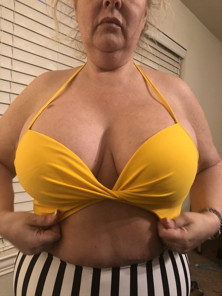 Super Busty MILF in Bikini Showsf Big Boobs (4) - 27 Photos 