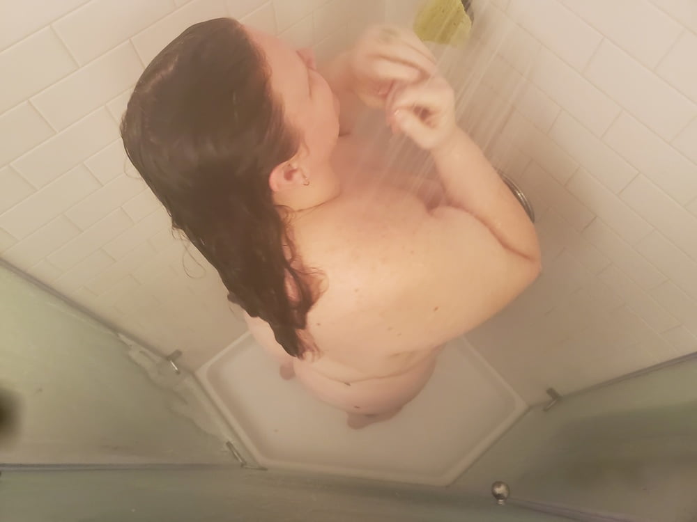 BBW wife in and out of the shower- 16 Photos 