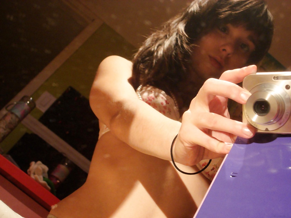 Sex 19yo Stacy takes selfies for her friends image