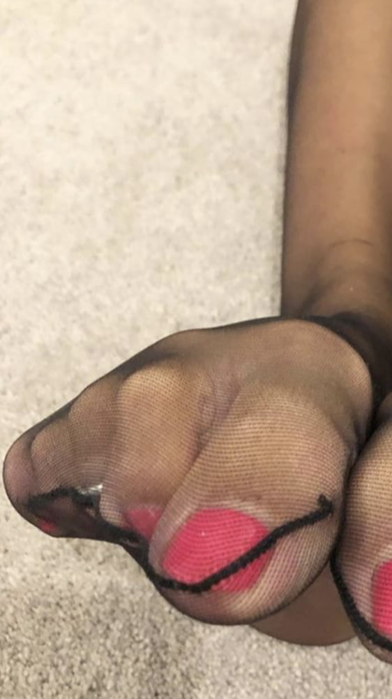 Curling toes and soles for all my feet fans - 8 Photos 