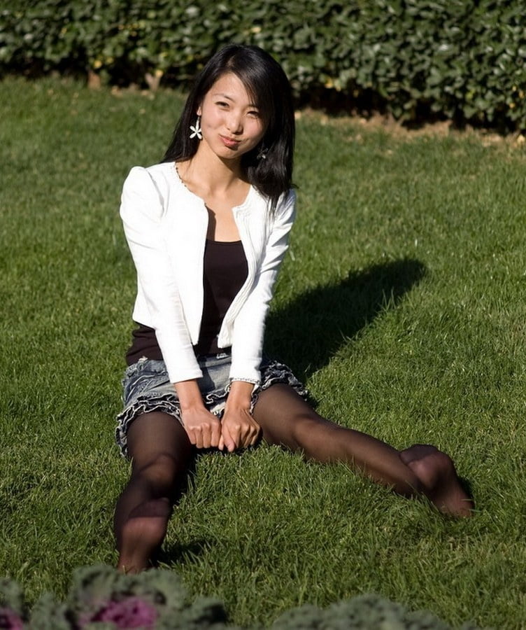Skinny Chinese Wife in Black Pantyhose - 11 Photos 