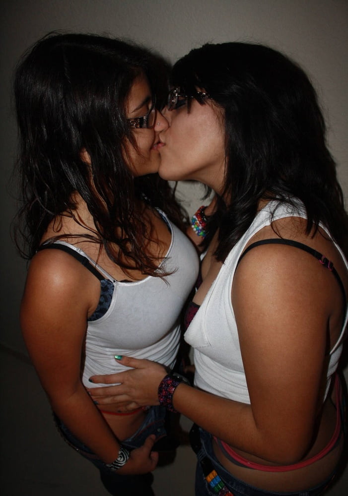 Sehen Sie sich 2 teen girls making out - 25 Bilder auf xHamster.com an!2 te...