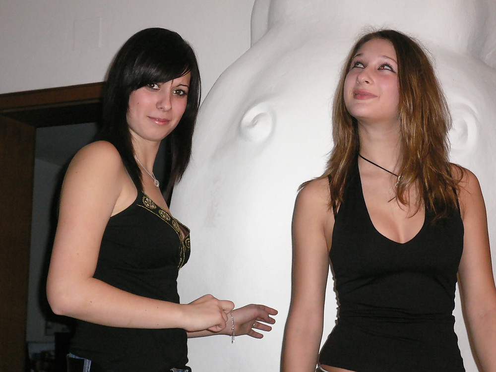 Sex 2 jolies salopes habillees image