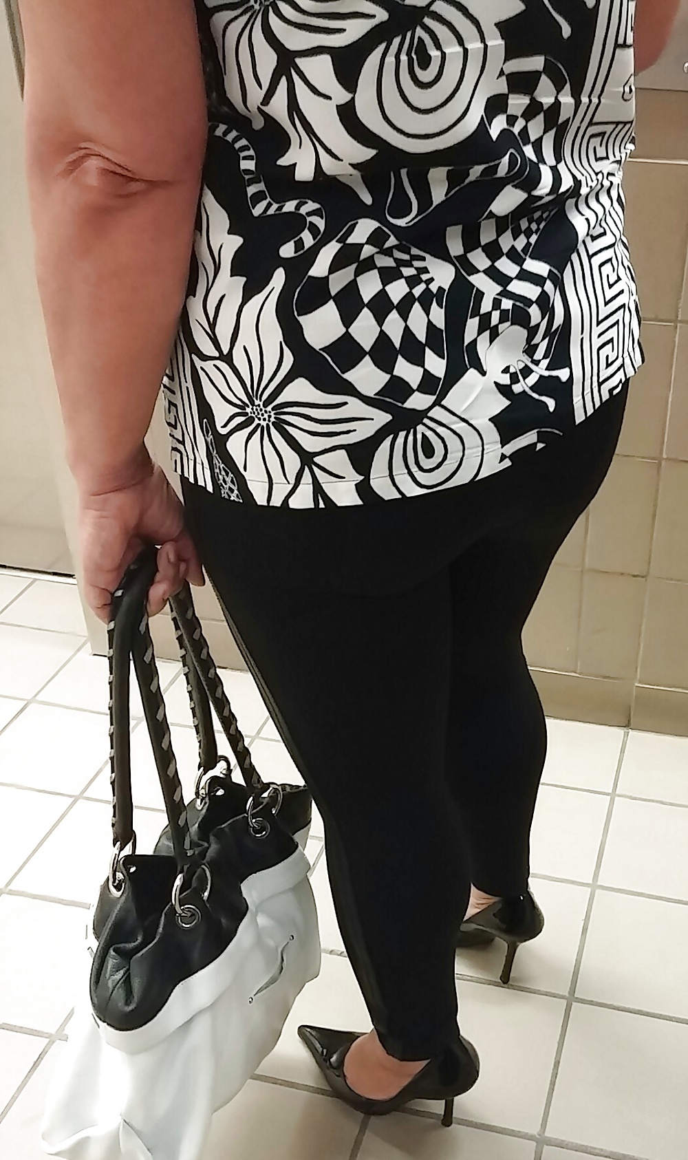 Sex Cookie's thick legs and ass at work. image