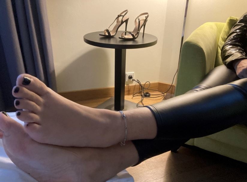 High Heel Sandals And Leggings Masturbation