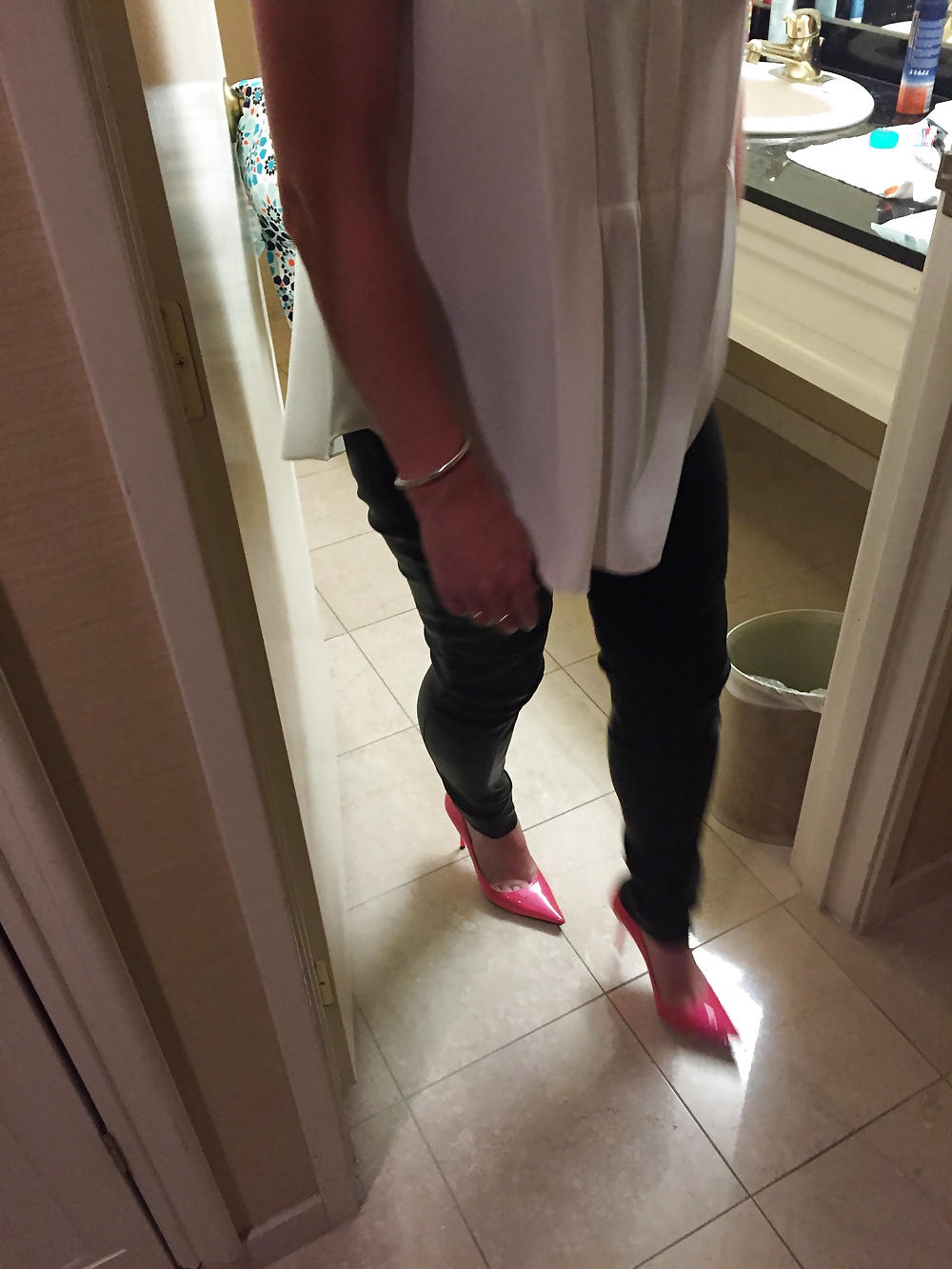 Sex Black leather leggings image