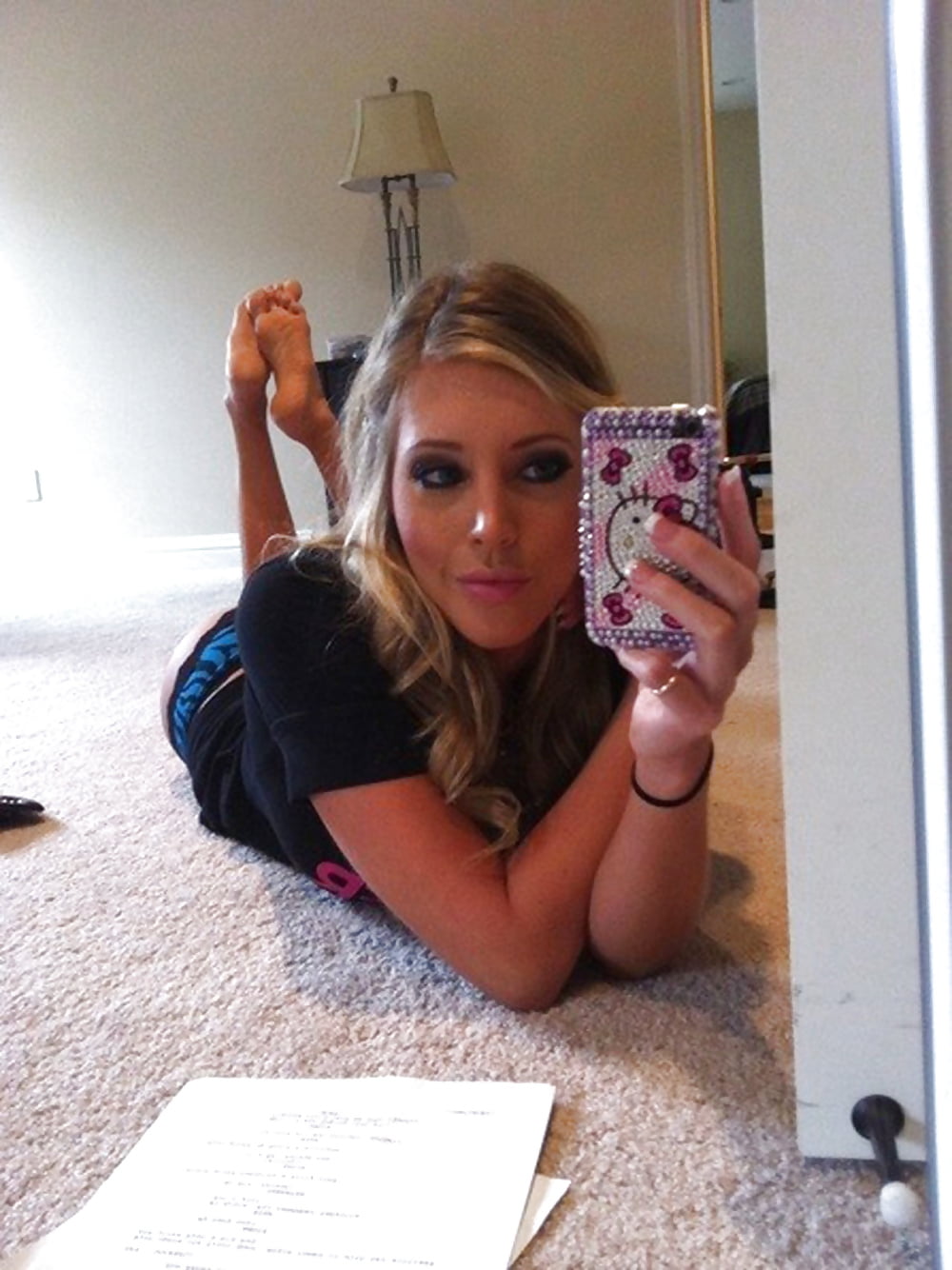 Sex selfshot girls feet pose!!! image