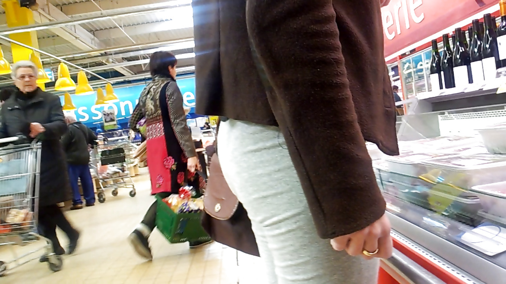 Sex Une petite sportive au supermarche image