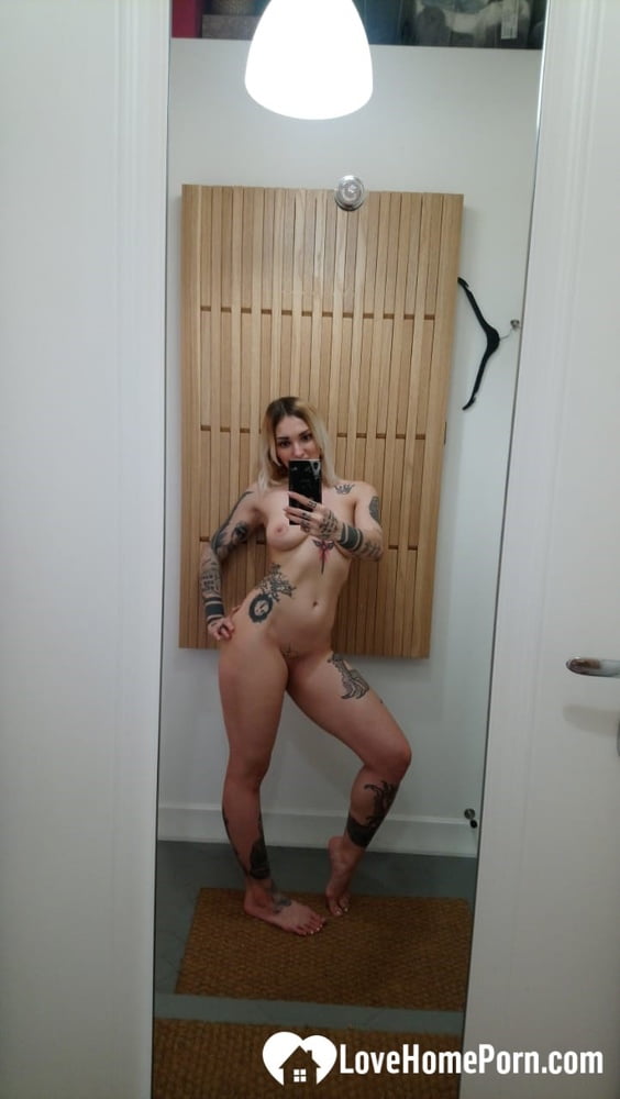 Tattooed hottie plays with herself while taking selfies - 35 Photos 