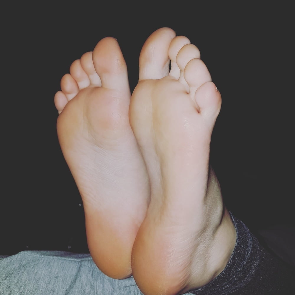 Female feet, toes and soles - 52 Photos 