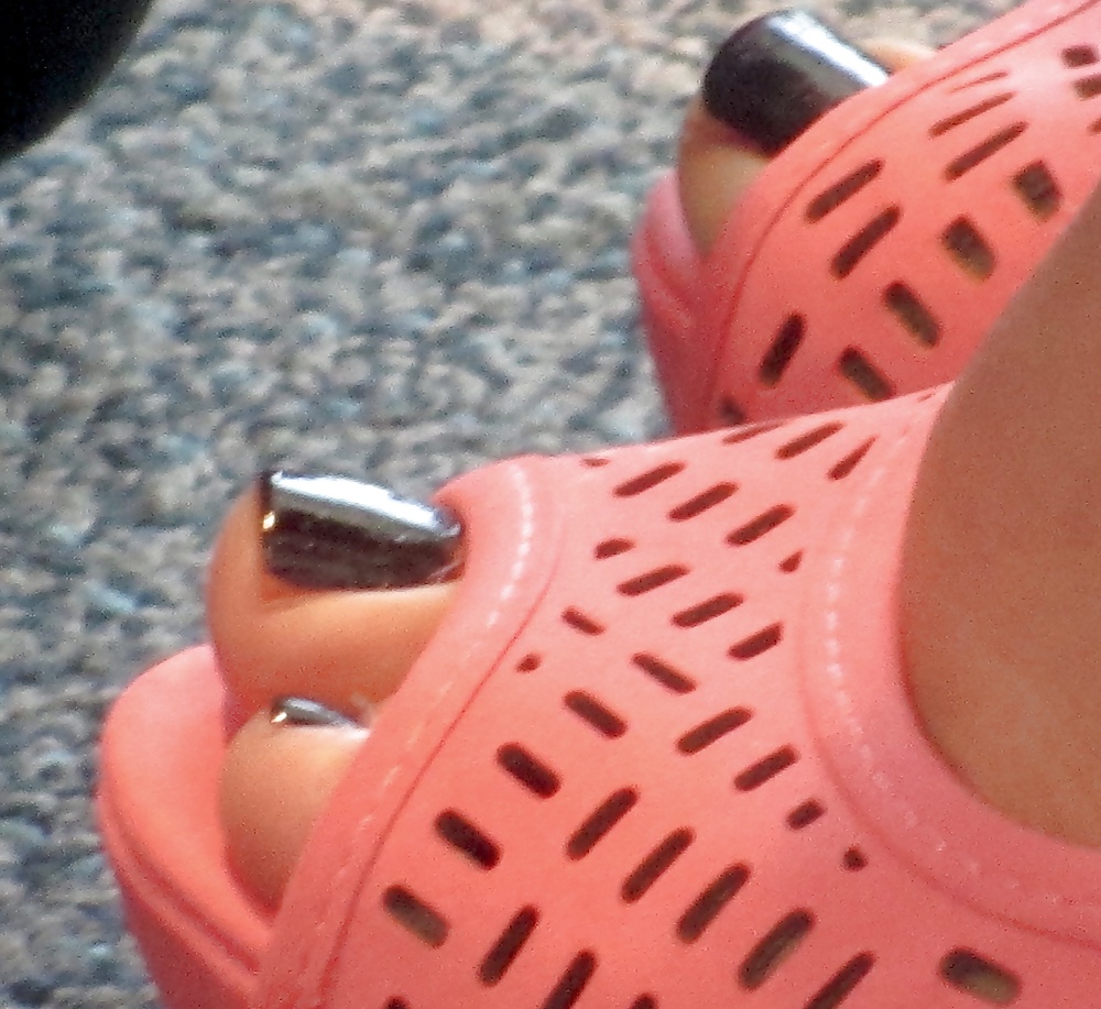 Sex Foot Fetish: Female Toes at the Airport image